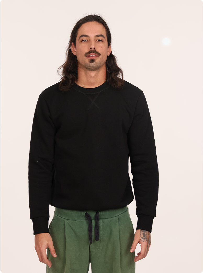 Leon wear a Milano Crewneck